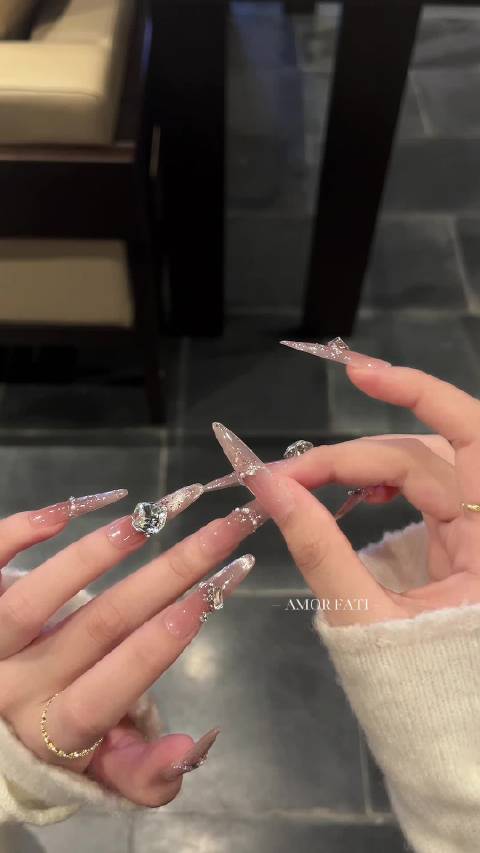 好喜欢这种仙仙带点闪的美甲