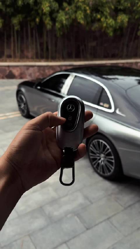 当奔驰e300有了双拼后，颜值气场同级别没有能打的