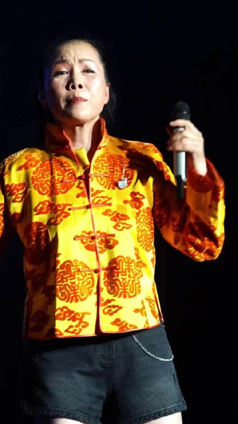 震姐沧桑的嗓音，铿锵有力，韵味十足，回忆拉满，点燃了每个人的青春回忆！