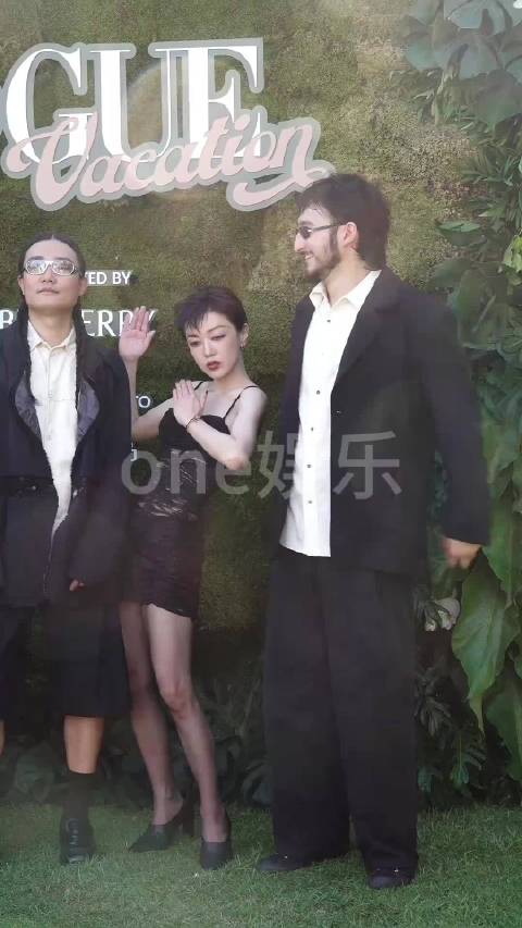 郭采洁黑色蕾丝吊带裙 调皮摆拍