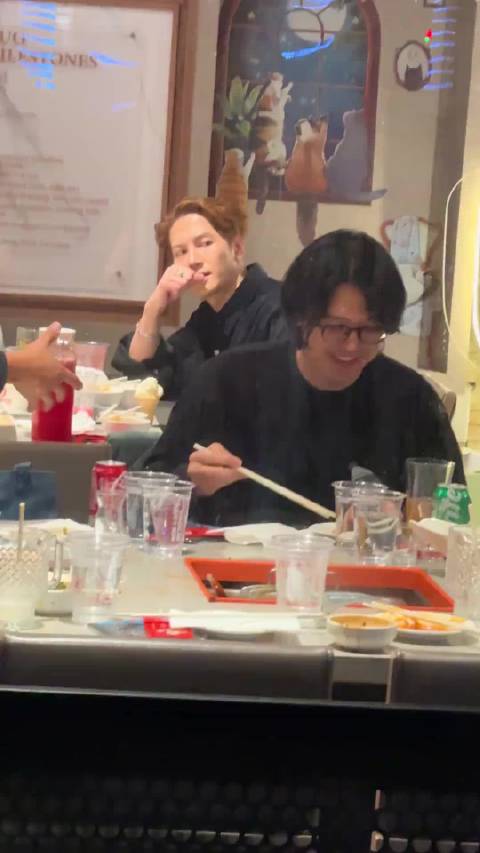 粉丝偶遇王嘉尔吃夜宵，舞台台下反差大