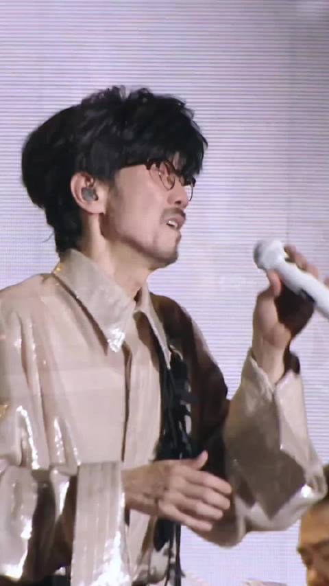 有什麼痛在歌裡出賣掉