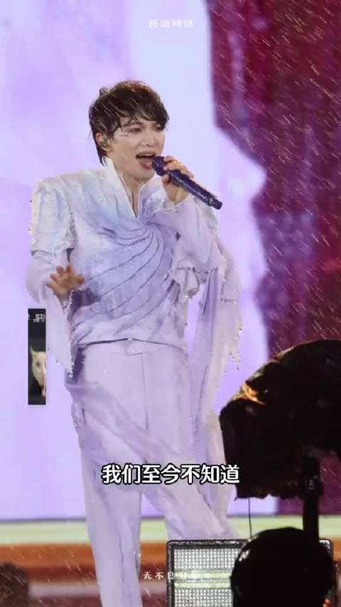 本来遗憾没有抢到票的观众，看到这暴雨程度好像也可以释怀了 （无不良引导）