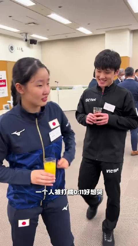 被打成0：11依旧在领奖台上笑出来的小女孩两枚
