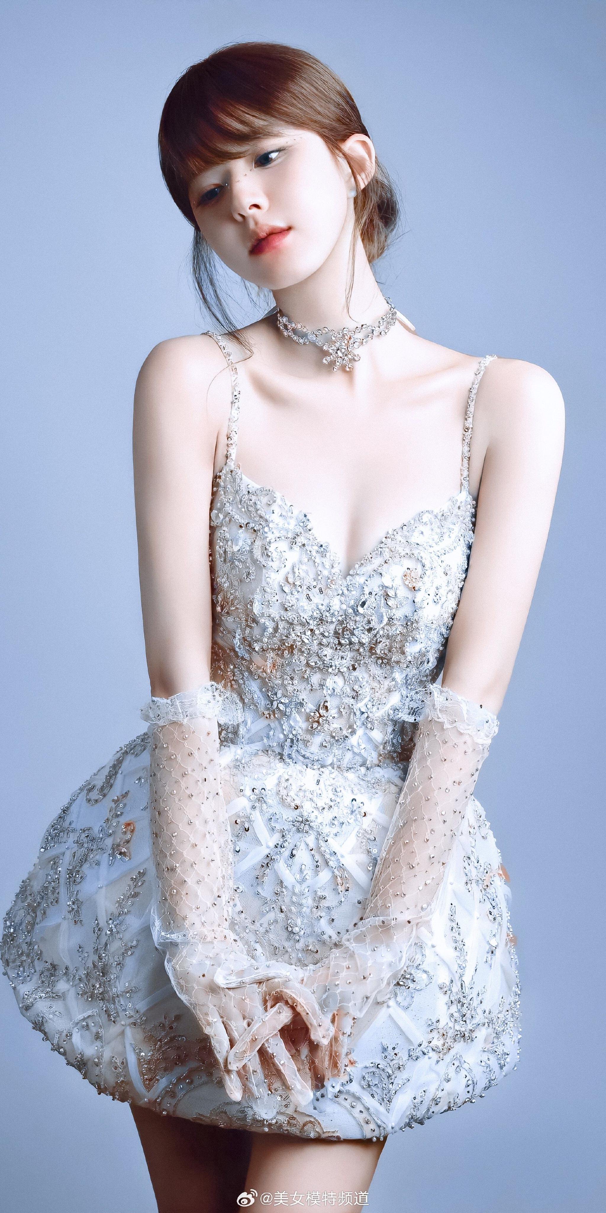 赵露思吊带短裙