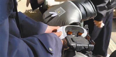 电动车“刷车”进出小区 社区免费配发感应卡片