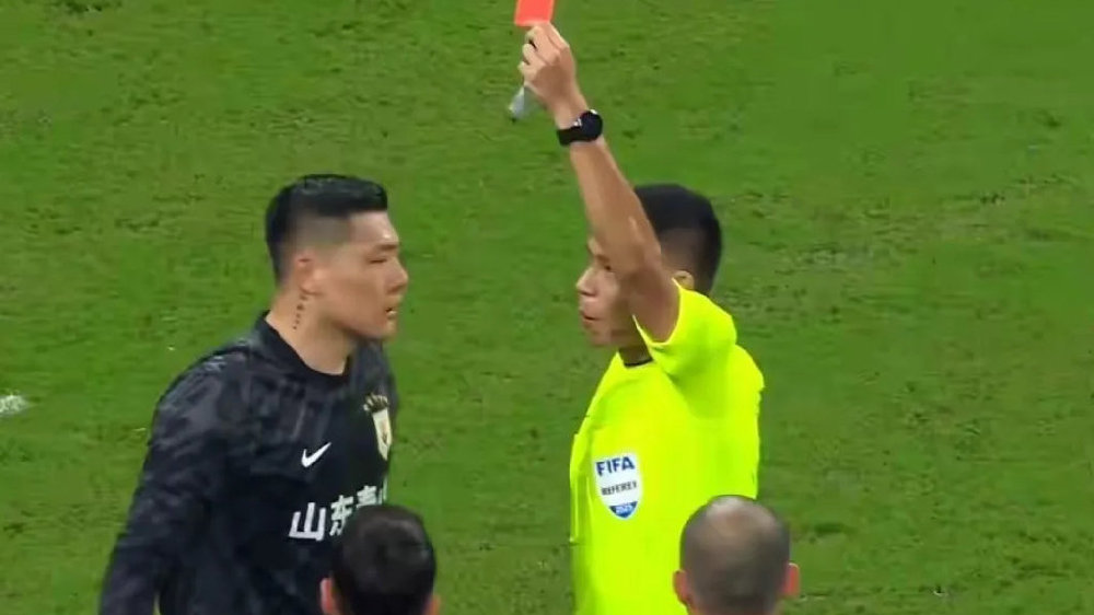 泰山队遭成都三杀，裁判再次强势改变比赛走势，扼杀了泰山队一场胜利