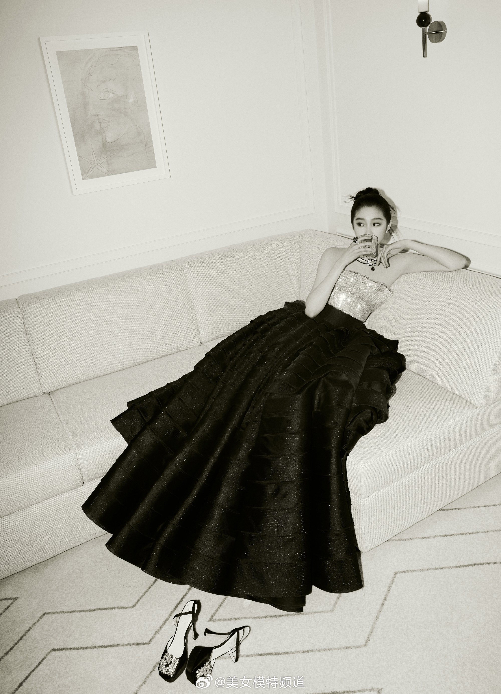 关晓彤戛纳黑色闪钻礼服碧海蓝天