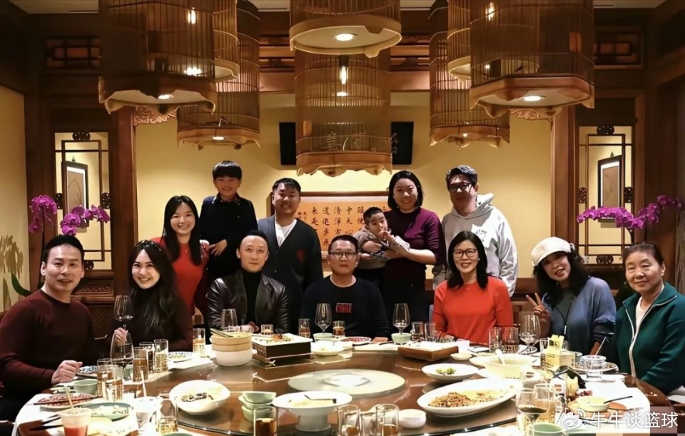 郎平夫妇在美国吃跨年饭，喝红酒吃美味菜肴，面部医美很成功