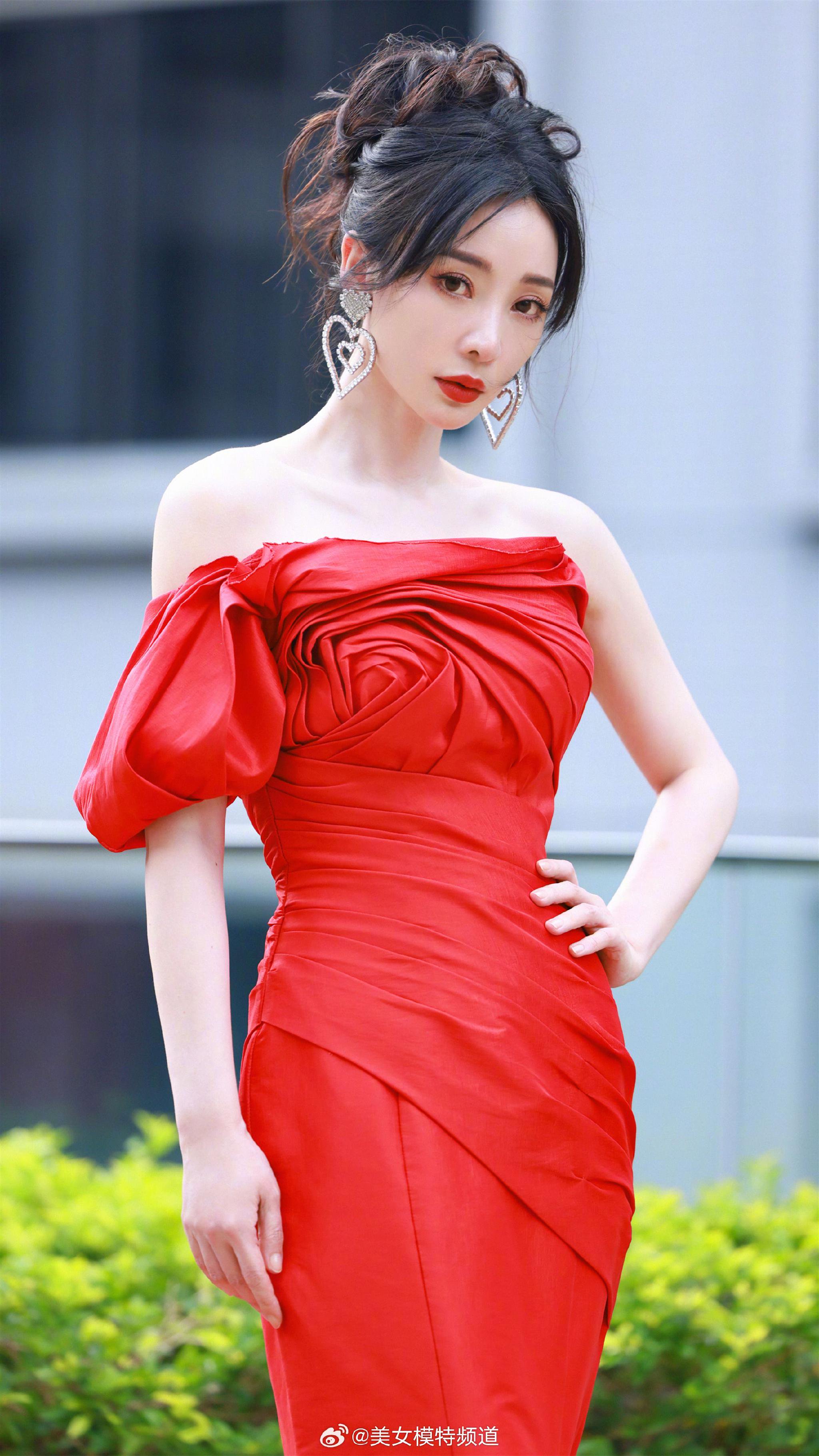 柳岩玫瑰红裙轻盈曼妙热烈迷人
