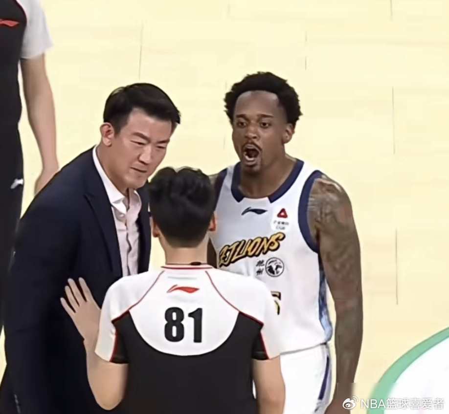 广厦输球，王博被罚下，一场教练冲进场的闹剧背后