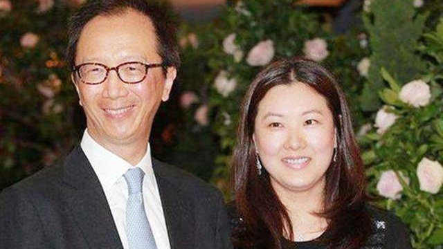 面对与梁锦松的26岁年龄差争议，伏明霞回应：我喜欢成熟一点的