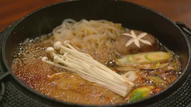 安静又惬意的午后，他在一份猪肉寿喜锅里，找到了最棒的收尾