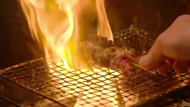 身处居酒屋的孤独夜晚，他被一顿全鸡宴给彻底的抚慰了