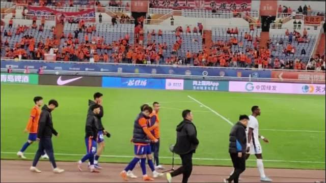 中超|不气馁！泰山主场失利，球迷们依旧为球员们鼓劲打气