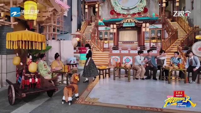 白鹿秒摘姚译添眼镜机智应战，今晚奔跑吧开播