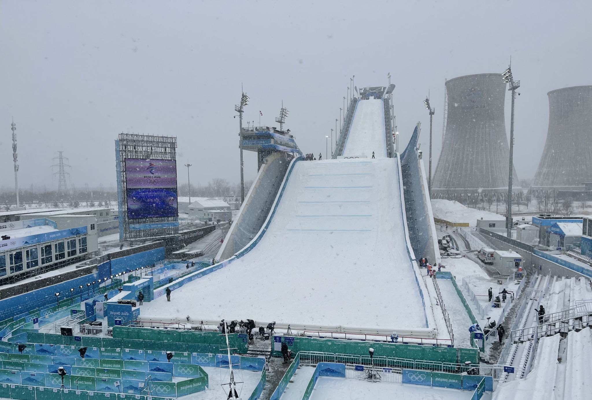 时空雪飞天,奥运风向标,京西新地标…这段时间以来,首钢滑雪大跳台
