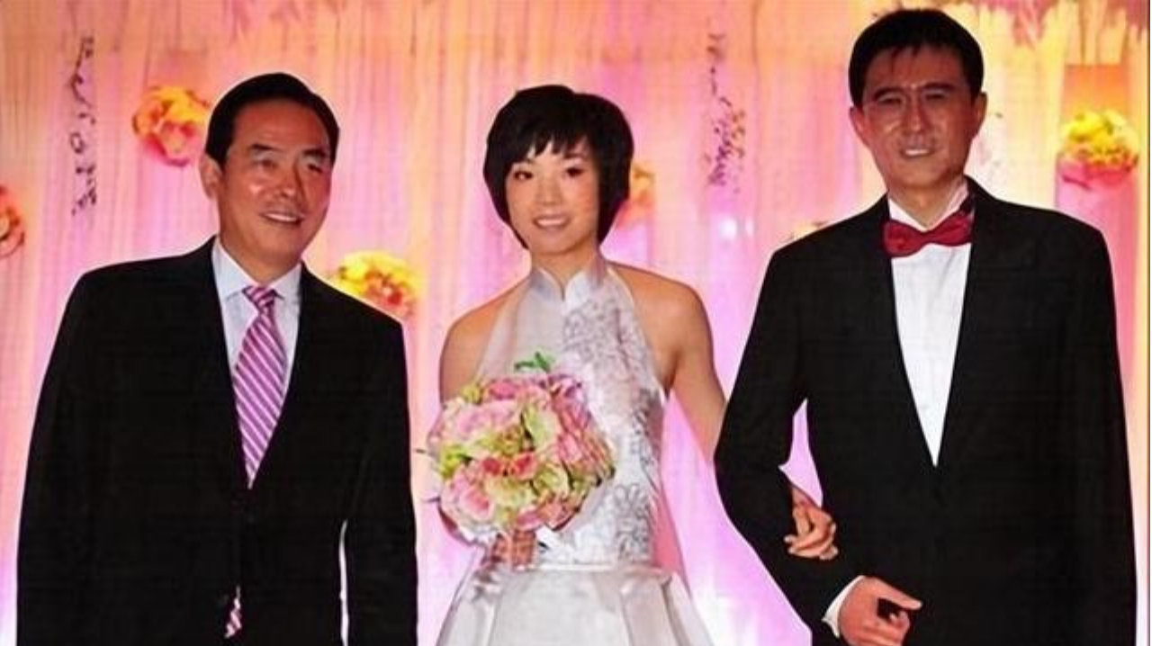 回顾张怡宁：闪婚嫁袁立前任，生下一儿一女，结婚后被宠成公主