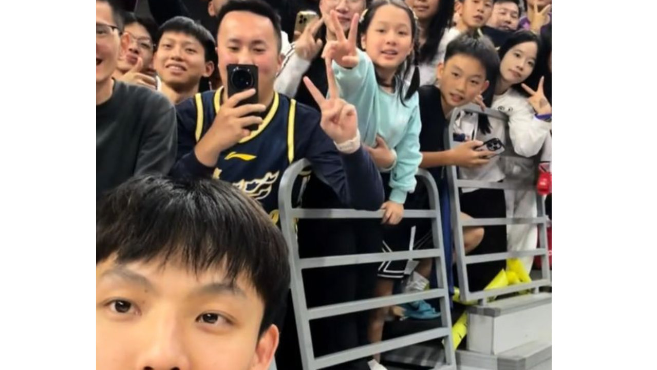 广东球迷嘉年华！现场喊冠军口号，崔永熙+3外领球衣，奎因送暴扣