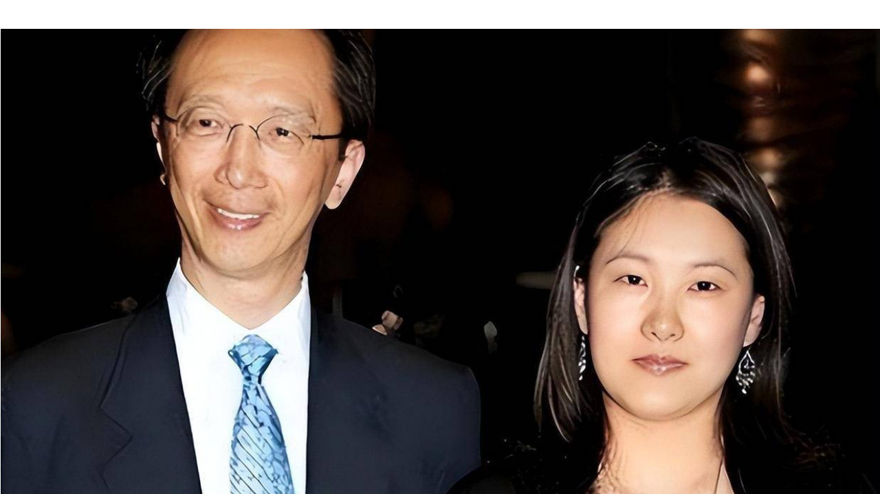 恩爱23年难敌岁月摧残！73岁梁锦松苍老憔悴，47岁伏明霞仍楚楚动人