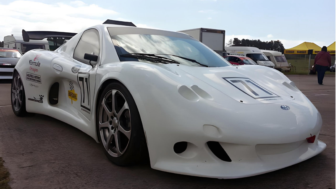 威尔士跑车的中置引擎复兴：Marcos Spirit 220