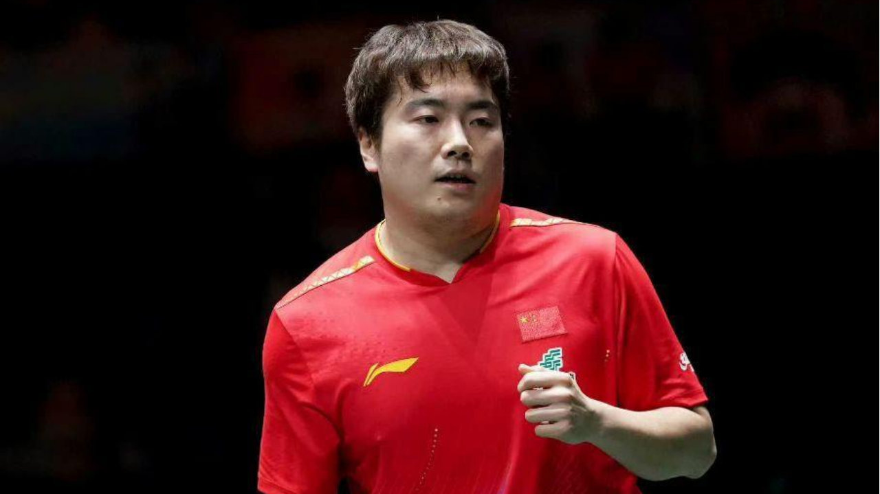 乒乓总决赛：国乒首位世界冠军出局！梁靖崑0-4败北，林诗栋过关
