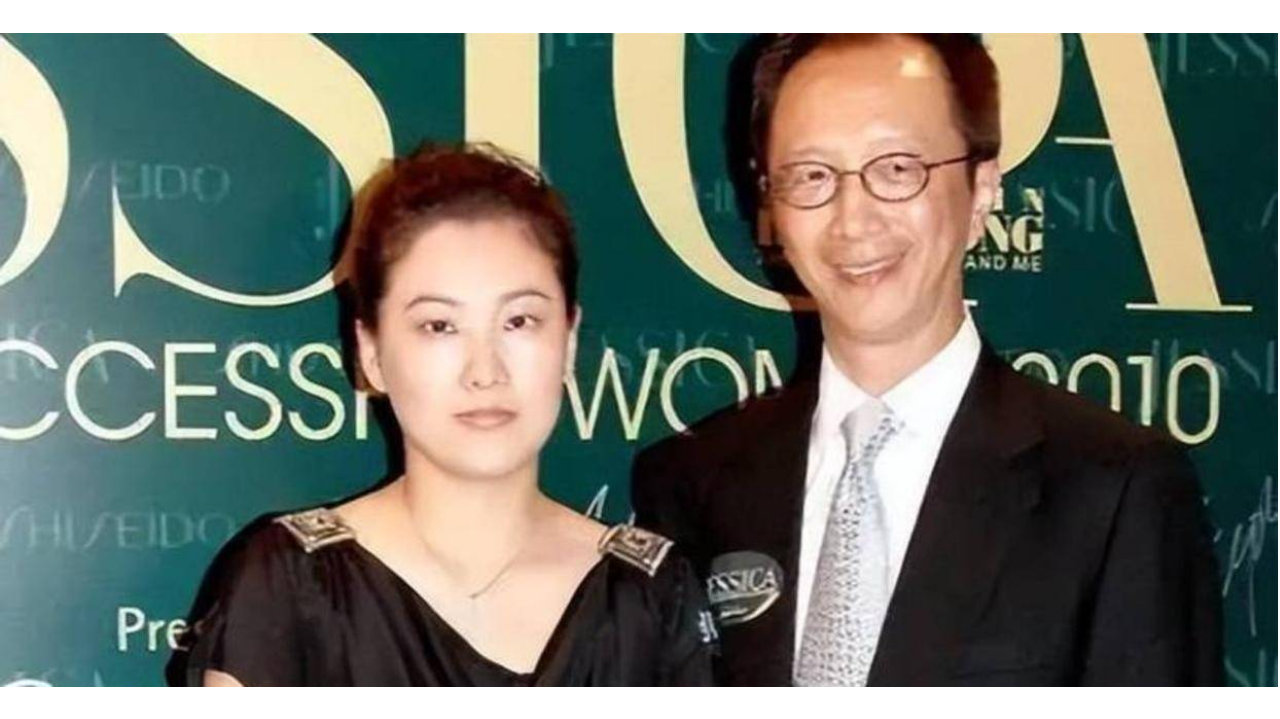 恩爱23年难敌残酷现实！47岁伏明霞娇艳如花，73岁梁锦松却苍老憔悴