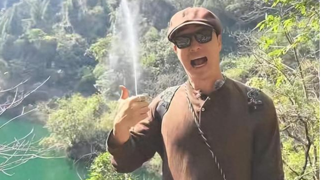 42岁刘翔带老婆爬山近况曝光，气喘吁吁体力下降，打扮像18岁大男孩