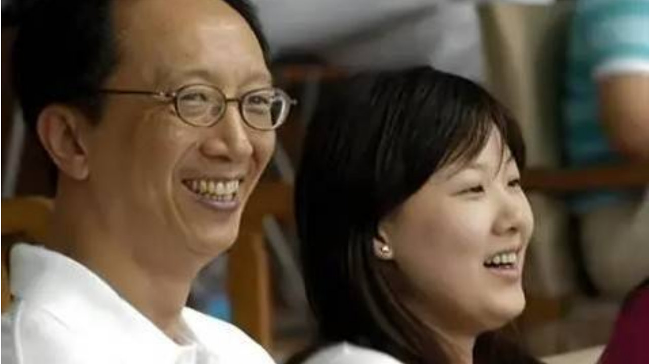 恩爱24年抵不过现实！74岁梁锦松衰老明显，48岁伏明霞仍貌美如花
