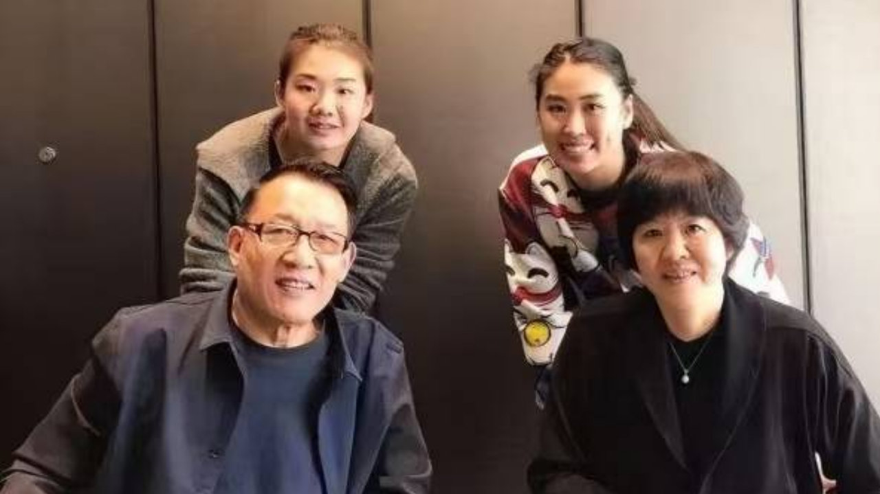 女排郎平：一生有过三段感情，56岁决定再婚，大女儿已34岁
