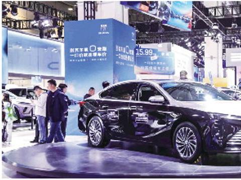 新能源车高歌猛进,燃油车步步为营