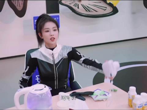 你这拍照技术真是不行 怎么能把人放在最边上呢好 好 这是艺术白鹿 叶璃 白鹿叶璃 莫离 白鹿莫离