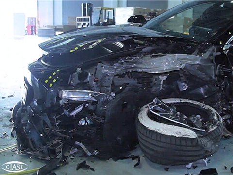 特斯拉Model 3中保研碰撞测试完成！现场视频曝光：A柱感受下