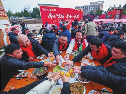 奔走千里路 幸福一家亲