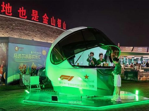 鲜绿F1赛车“开”进啤酒节丨赛车主题景观成入园热门打卡点