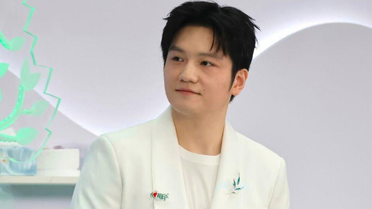 好久不见！男乒奥运冠军受热烈欢迎：樊振东身穿白色西装出席活动