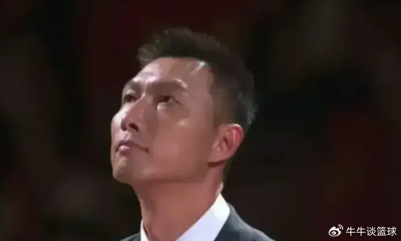 易建联高调现身！投篮4中4，命中率100%，与16美女合影，心情大好