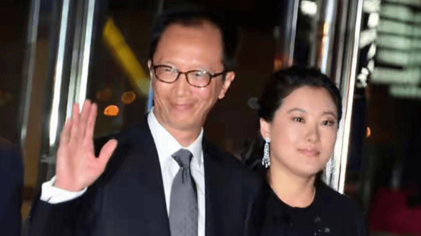 不听劝硬要嫁百亿富豪，孩子22岁时老公已72，伏明霞现在过得好吗