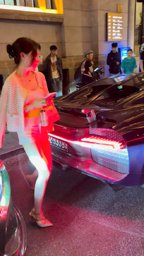 从布加迪Chiron上车的上海18岁校花，来外滩过520情人节了，真的太美了吧！