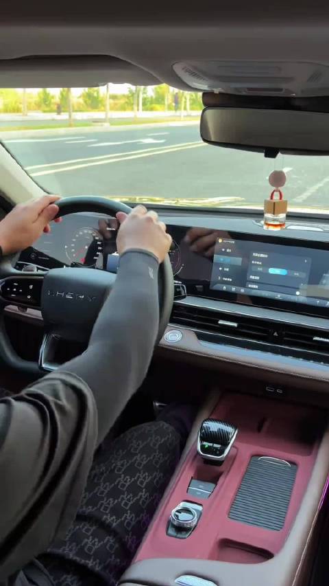 全车8个索尼音响 奔驰内饰 换挡拨片 矩阵大灯