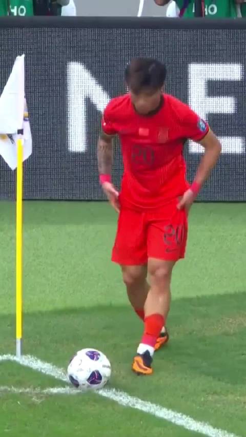 离了个大谱 谢文能连续两次主罚角球直接出界，伊万场边战术性喝水