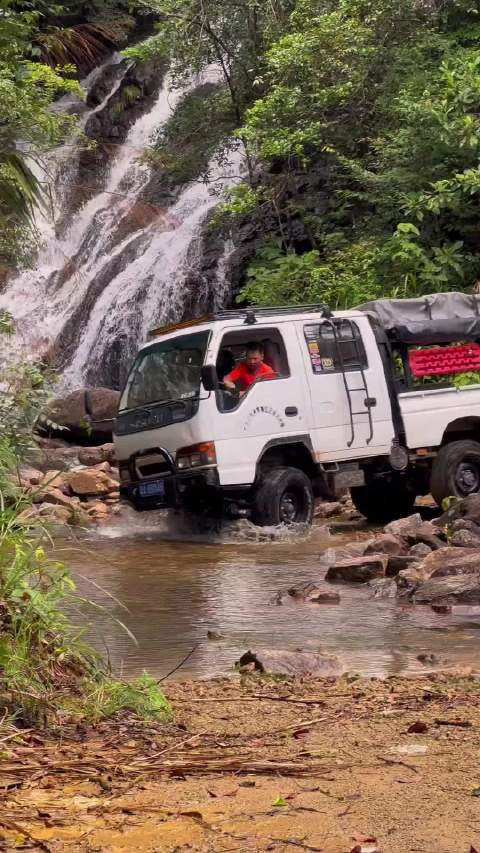 今日份快乐五十铃100p 露营车改装 瀑布美景 户外越野 林道穿越