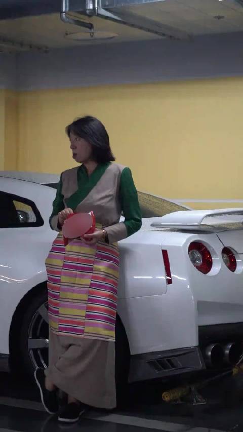 爱吃零食，爱车，有着迷人的长发