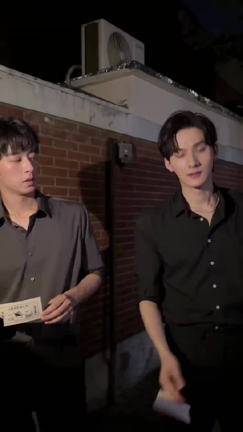 路边随机掉落两张惊喜签名