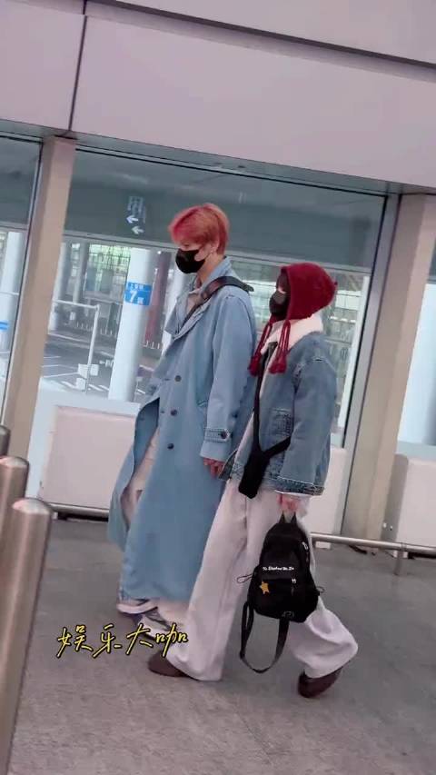 李荣浩 杨丞琳 手牵手同框走机场 是甜甜的爱情了