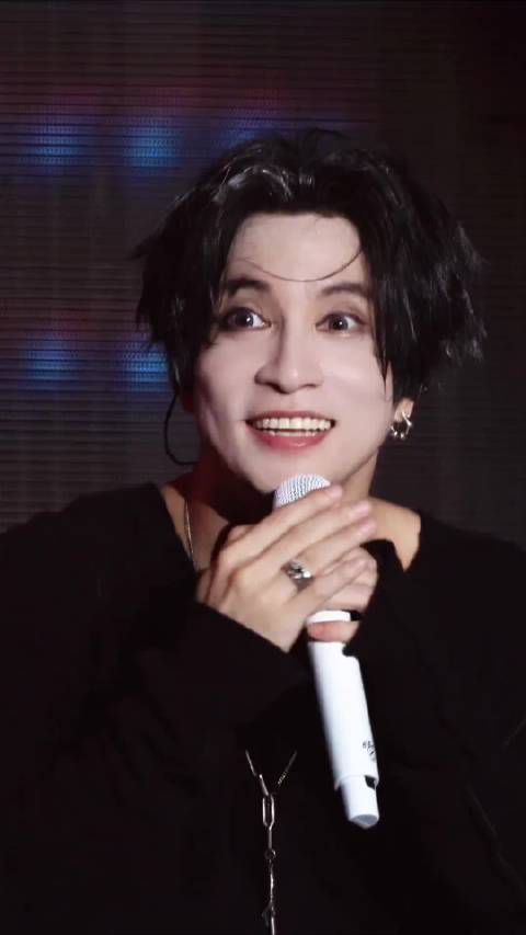 前一秒“像疯一样”后一秒“像风一样”深情这块./薛之谦 新蜂音乐节