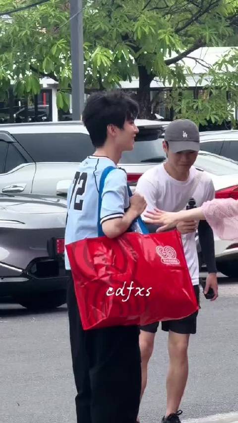 这个清迈的风也太懂事了吧露额头的小凯好帅呀