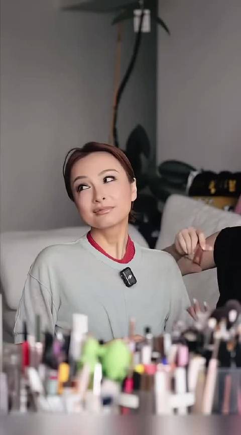 维嘉吴昕的双胞胎造型让何老师生理性吓退
