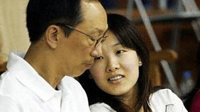 恩爱23年逃不过现实！73岁梁锦松衰老，47岁伏明霞依旧美丽动人