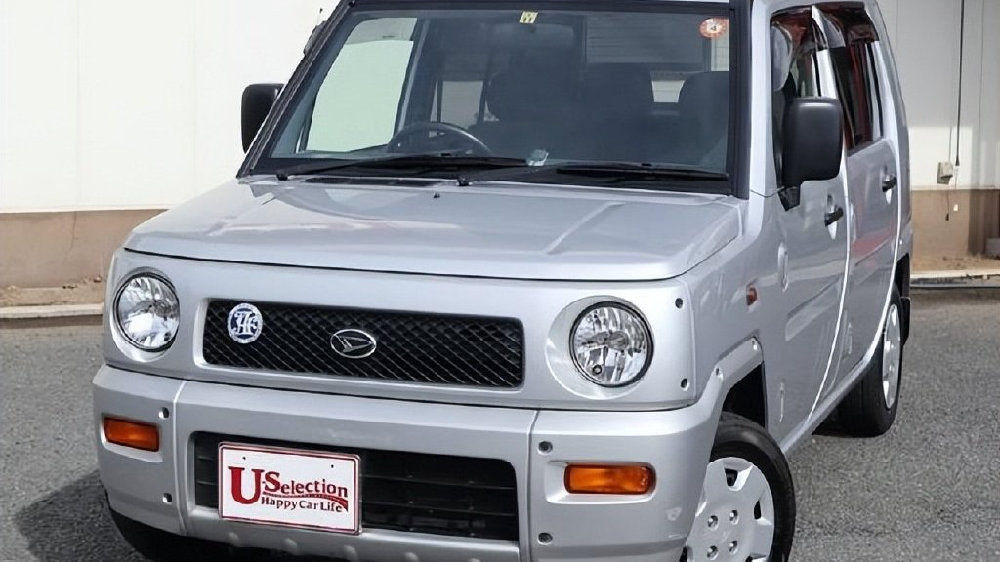 车名超露骨，与外观相当匹配，铃木北斗星的竞争对手-大发Naked